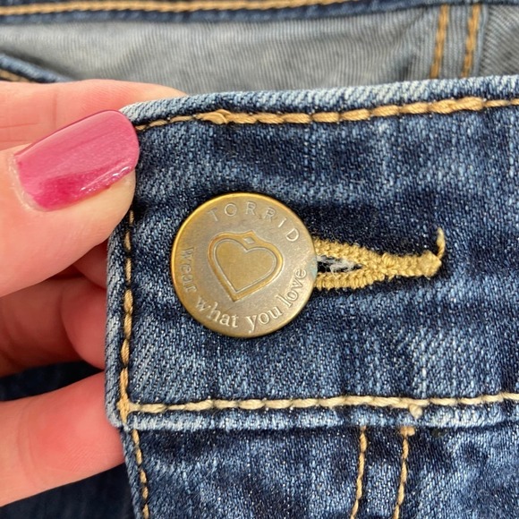 Torrid Jean Shorts Medium Wash Stretch Denim 12 Inch Inseam Women's 26 - Picture 10 of 11